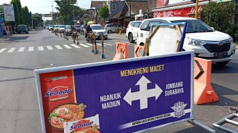 Hindari Perempatan Mengkreng, Lalin Macet 3 Km Gate Tol Bandar Kedungmulyo Padat