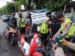 Asyik BBM Gratis Untuk Pemudik Motor dari Polresta Sidoarjo
