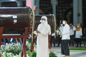 Gubernur Khofifah dan Pejabat Forkopimda Bertakbiran di Masjid Al Akbar