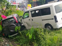 Diparkir di Pinggir Jalan, SUV di Tulungagung Ditabrak Hingga Nyungsep ke Got
