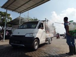 Antisipasi Penularan PMK, Kendaraan Pembawa Hewan di Tulungagung Disemprot Desinfektan