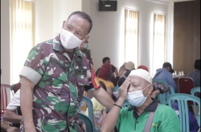 Kodim 0817 Gresik Gandeng Eyelink Foundation Berikan Operasi Katarak Gratis