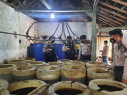 Polresta Madiun Gerebek Produsen Arak Jowo, Polisi Tangkap 5 Tersangka