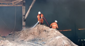 Hari Kedua Kebakaran Pabrik Kayu di Gulomantung Gresik Belum Padam, 250 Karyawan Terancam Nganggur 