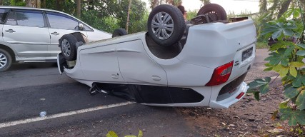 Hindari Pemotor Jatuh, Mobil Terguling di Tulungagung
