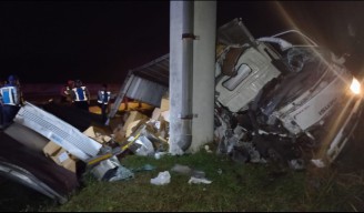 Kendaraan Muatan Paket Terguling di Tol Ngawi, Nyawa Sopir dan Kenek Melayang