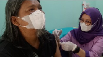 Jelang Laga Pra Musim, Ratusan Bonek Mania Jalani Vaksinasi