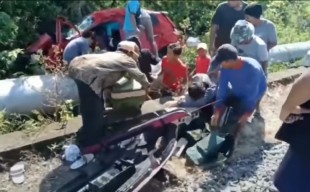 Hendak Memancing, Mobil dengan Tiga Penumpang Disambar Kereta Api