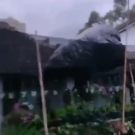 Balon Udara Jatuh, Warganet Sebut Tradisi Nyusahne Wong Liyane