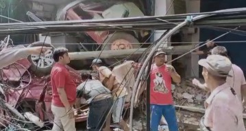 Rem Blong, Truk Hantam Ertiga Parkir Hingga Seruduk Toko di Jalan Raya Bungah Gresik