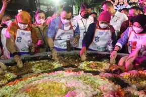 Khofifah dan Eri Cahyadi Nguleg Rujak Bareng di Cobek Raksasa