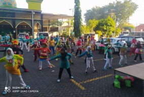 Ikuti Lomba Senam, Ratusan Lansia di Sidoarjo Berbusana Daur Ulang