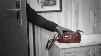 Lupa Taruh Tas Saat di Toilet Pasar, Ibu Muda di Tulungagung Kehilangan Tas 3 HP dan Uang Tunai