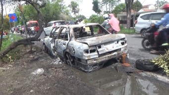 Diduga Korsleting, Sedan Milik Warga Surabaya Terbakar di Dekat Tol Jombang