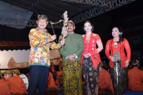 Panggung Wayang Kulit Disuguhkan dalam Perayaan Hari Jadi Lamongan