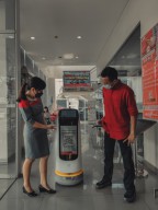 Dealer Auto2000 Surabaya Kertajaya dan Basuki Rachmat Sajikan Robot Pelayan
