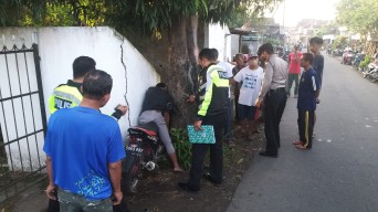 Pemuda ini Mabuk Lalu Tabrak Pohon dan Tembok Makam Akhirnya Dimakamkan