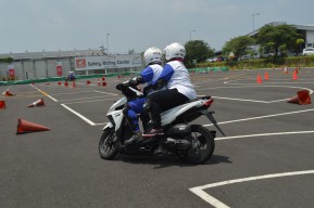 Penting, Perhatikan Hal ini Saat Berkendara Bersama Keluarga Pakai Sepeda Motor