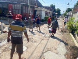Banyak Lubang, Warga Terpaksa Swadaya Tambal Jalan di Tengah Kota Ponorogo