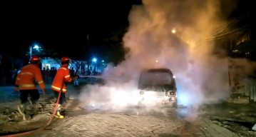 Mobil Suzuki Carry di Driyorejo Terbakar Pengemudi Alami Luka Bakar Serius
