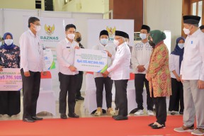 Wagub Emil Terima Bantuan Pembayaran Klaim Program BPJS Rp 6,185 Triliun