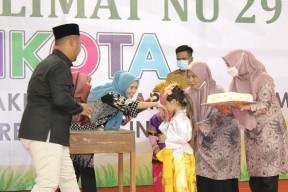 Hadiri Kelulusan Anak, Bupati Gresik Dihadiahi Kue Ulang Tahun