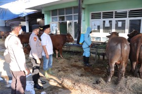 Polsek Semampir Lakukan Penyemprotan Disinfektan di RPH Surabaya