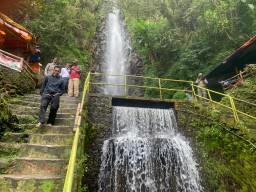 Tertimpa Batu, Wisatawan Air Terjun Tirtosari Magetan Tewas dan Luka Berat