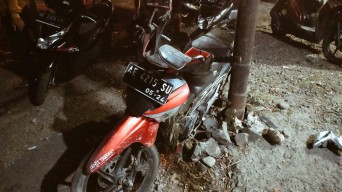 Truk Muatan Ikan Sasak Dua Kendaraan dan Rumah, 1 Orang Tewas