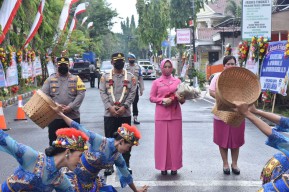 Disambut Tari Boran, AKBP Yakhob Silvana Delareskha Siap Nahkodai Polres Lamongan