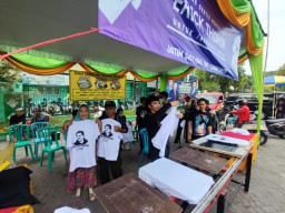 Dukungan Pilpres 2024, Anak-anak Muda Ini Gelar Sablon Gratis Bergambarkan Erick Thohir