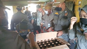 Satpol PP Sita Ratusan Botol Miras dari Wilayah Gresik Selatan