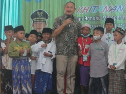 Peringati Satu Muharram, 100 Anak di Lamongan Ikuti Khitanan Massal
