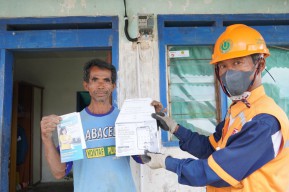 Terima Bantuan Pasang Listrik Gratis, Sopi’i : Benar-benar Rasakan Arti Merdeka