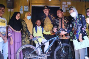 Balas Surat Hari Anak Nasional, Pak Yes Langsung Kunjungi Sekolahnya