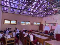 Rusak, Pelajar SDN Nongkodono Ponorogo Belajar Beratapkan Terpal