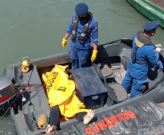 Mayat Pemuda Tak Dikenal Mengapung di Perairan Lumpur Gresik