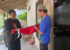 Rogoh Kocek Pribadi, Pria di Ponorogo Bagi-bagi Bendera Merah Putih