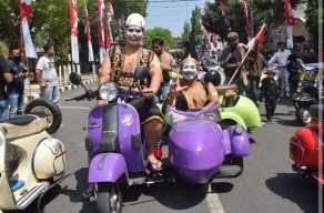 Parade Kemerdekaan Bersama, Pak Yes Keliling Lamongan dengan Scooterist dan Kosti