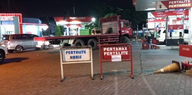 Sejumlah SPBU di Gresik Kosong Picu Antrean Panjang Pembeli BBM, Pertamina Sebut Karena Panic Buying 