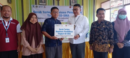 Smelting Beri Beasiswa Dana Pendidikan Untuk Anak dari Pasien TB di Gresik