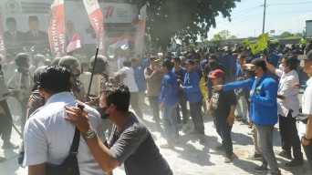 Demonstrasi Tolak Kenaikan BBM di DPRD Kab. Pasuruan Ricuh, Dua Mahasiswa Diamankan