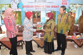 Bupati Yes Launching Sekolah Orang Tua Hebat dan Sekolah Lansia Tangguh