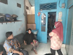 Tak Tersentuh Bantuan Sosial Pemerintah, Ibu Rumah Tangga Miskin di Gresik Ini Besarkan Anak Stunting
