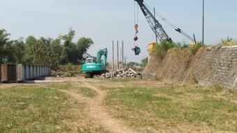 Pembangunan Jembatan Kacangan Gresik Sempat Berhenti Karena Debit Air Kali Lamong Tinggi