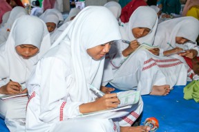 2022 Pelajar Paciran Ikuti Gerakan Menulis Mushaf