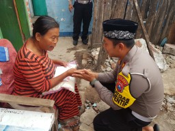 Momen Hari Pahlawan, Satlantas Polres Pasuruan Santuni Para Pejuang Keluarga