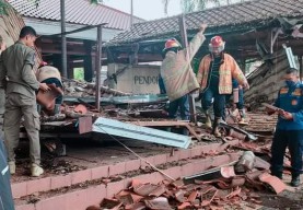 Sebagian Atap Pendopo Kabupaten Gresik Tiba-tiba Runtuh, Beruntung Tak Ada Korban, Ini Sebabnya