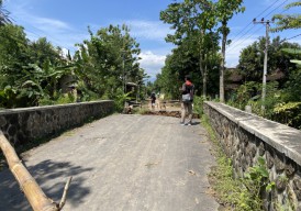 Jembatan Penghubung Kecamatan Bungkal dan Slahung Ambrol, Aktivitas Warga Terganggu