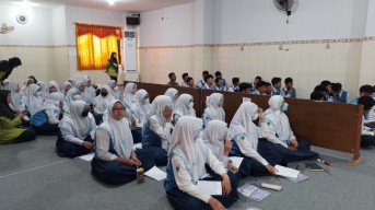 Siswa SMP YIMI Latihan Bahasa Inggris Dengan Native Speaker, Hasilnya TOEFL Rata-rata 450
